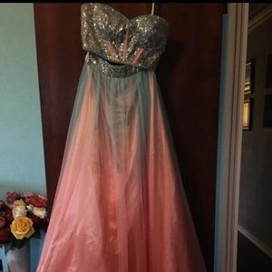 Brand New never worn prom dress! 💛